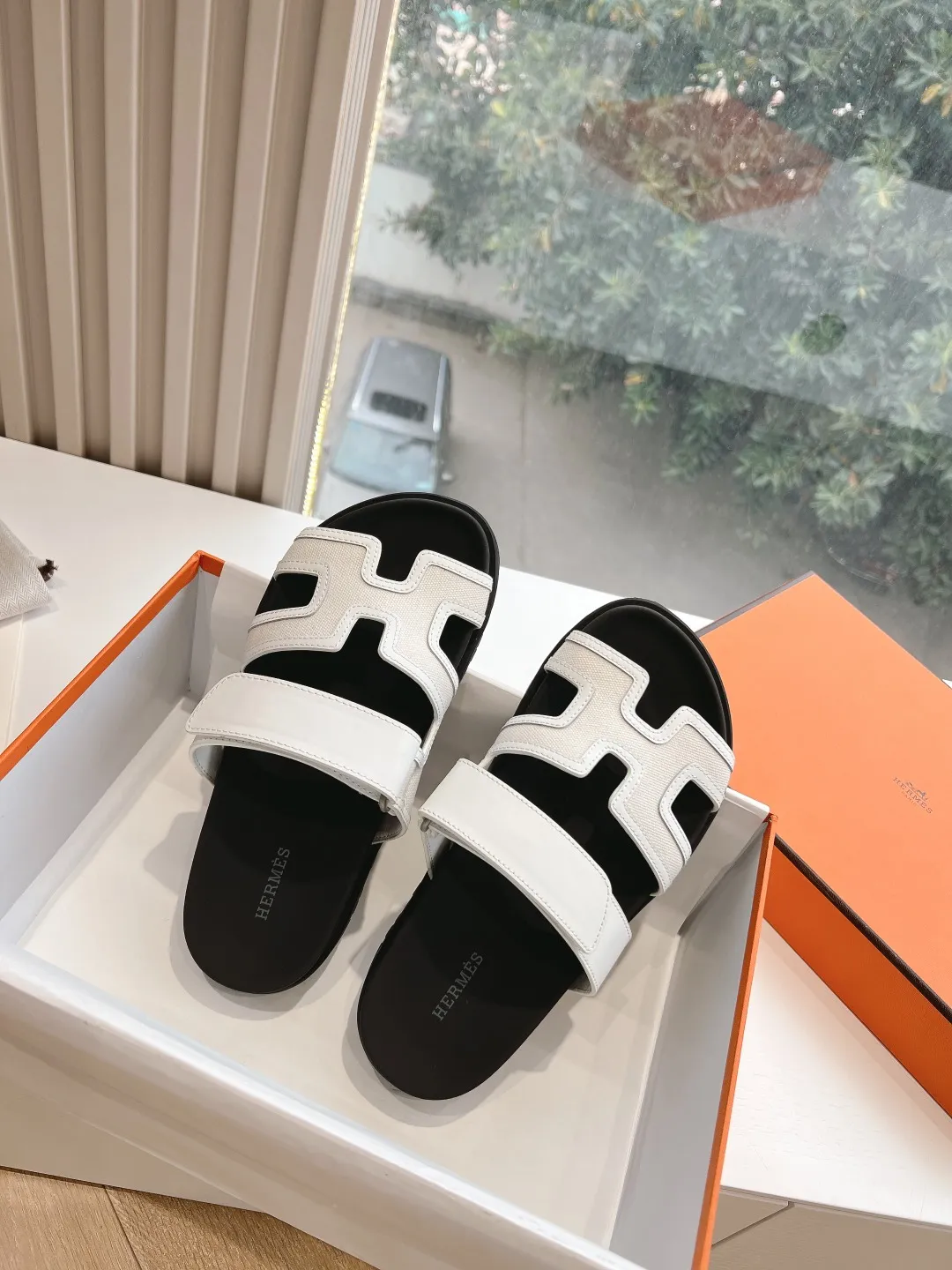 👟👟Ex-factory price 440👟👟 (Top version) H family 2024 spring and summer new style HERMES Hermes' recently popular couple's shoes, pig nose angle sandals and slippers, paired with various colorful socks, very trendy. Upper lining: imported original leather. Outsole: non-slip and wear-resistant outsole. Size: female 35-42 (40/42 non-returnable and non-exchangeable) Men’s size: 39-45 (45 is non-refundable and non-exchangeable)